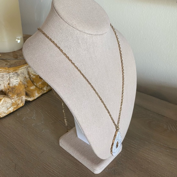 Altar’d State gold chain & white marble geode pendant necklace - Picture 4 of 7